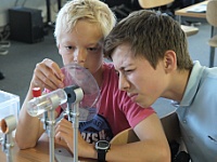 Schüler der Klassen 7 bis 10 können im Schülerlabor DeltaX des HZDR Experimente zum Thema Optik selbst ausprobieren.