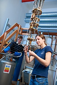 PhD students Kathrin Götze and Richard Zahn conduct research on current topics in solid state physics
