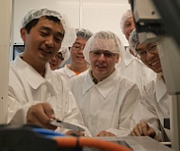 Die Helmholtz-Nachwuchsgruppe von Dr. Shengqiang Zhou (links im Bild) beschäftigt sich mit der Funktionalisierung von Halbleiter-Materialien durch Laserenergie.
