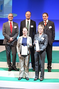 Team BioBASE (v.l.n.r.). Vorn: Stefanie Wengrzik, Dr. Sabine Matysoben; hinten: Tobias Günther, Dr. Jürgen Hofinger, Dr. Johannes Raff. Foto: futureSAX/ Sven Ellger