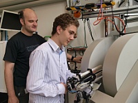 Jakob Gollwitzer aus New York City, einer der diesjährigen Sommerstudenten im HZDR, untersucht mit Unterstützung von Dr. Kilian Lenz (Institut für Ionenstrahlphysik und Materialforschung) Proben auf ihre ferromagnetische Resonanz.