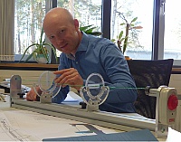 Konstrukteur Stefan Findeisen mit den neuen Wellenmodellen für das Schülerlabor