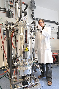 Dr. Johannes Raff am Bioreaktor