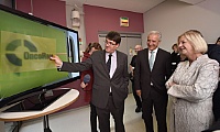 Prof. Baumann (links) präsentiert einen OncoRay-Schriftzug, der mit Protonen-Strahlen auf einen Film gebracht wurde.