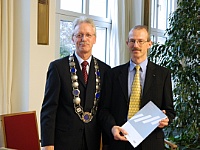 Prof. Dr. Peter Kaever (rechts) bei Übergabe der Bestellungsurkunde