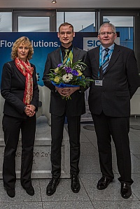 Die Stifterin, Dorothea Sick-Thies, überreicht gemeinsam mit dem Juryvorsitzenden, Prof. Jürgen Czarske (rechts), den SICK-Promotionspreis an Dr. Sebastian Reinecke.