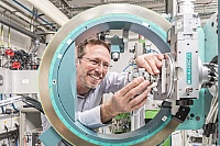 Dr. Andreas Scheinost, Leiter der Abteilung für Molekulare Strukturen vom HZDR-Institut für Ressourcenökologie, stellt das Goniometer an der Rossendorf Beamline (ROBL) ein.