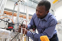 Dr. Geoffrey Chanda in the NMR-Lab