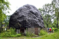 Bhim Kali, Felsbrocken auf den Sedimentablagerungen bei Pokhara in Nepal. Der Fels hat einen Durchmesser von fast zehn Metern und wiegt etwa 300 Tonnen. Die Ablagerung des Felsens haben Forscher der Universität Potsdam, des GFZ und des HZDR gemeinsam datiert. Sie stimmt mit einem Erdbeben im Jahre 1681 überein.