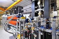 Prototyp-Anlage TELBE mit zwei parallel betriebenen Terahertz-Quellen: ein Diffraktionsstrahler (rechts) und eine Undulator-Quelle (mit orangefarbenen Kühlschläuchen). ©Copyright: HZDR/F. Bierstedt