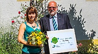 Die Biologielaborantin Lisa Bauer, ehemalige Auszubildende am Helmholtz-Zentrum Dresden-Rossendorf, erhält den Prof.Joehnk-Auszubildendenpreis 2016.