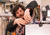 Dr. Christian Golnik bei den Vorbereitungen zu dem Experiment, das zur Entdeckung der „Teilchen-Stoppuhr“ führte.