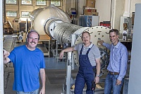 Gewichtige Forschung: Prof. Kai Zuber, Bernd Rimarzig und Dr. Daniel Bemmerer (v.l.) wollen den Beschleuniger im Dresdner Felsenkeller aufbauen.