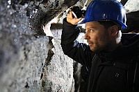 Geologe Matthias Bauer von der TU Bergakademie Freiberg, einem engen Kooperationspartner des Helmholtz-Instituts Freiberg für Ressourcentechnologie, untersucht Gesteine im Besucherbergwerk Pöhla in Sachsen.