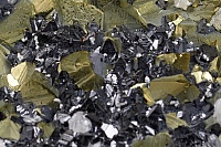 Kristallaggregat von Kupferkies, Bleiglanz, Zinkblende und Kalkspat.