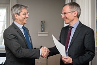 Prof. Hans Müller-Steinhagen, Rektor der TU Dresden, überreicht die Berufungsurkunde an Prof. Hanno Glimm