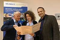 Bernd Landgraf, Marion Oelke und Lutz Lange bei der Übergabe der BNB-Urkunde für Gebäude 103 ©Copyright: HZDR