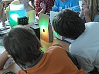 Schüler an der Experimentierstation Farbmischung im Schülerlabor DeltaX am HZDR