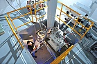 Foto: Ein Techniker des Hochfeld-Magnetlabors Dresden in einer Magnetgrube ©Copyright: Uwe Tölle