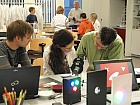 Mitarbeiter und deren Kinder beim Experimentieren im Schülerlabor DeltaX des HZDR