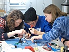 Schüler des Gymnasiums Dreikönigschule beim Löten während der Projektwoche im Schülerlabor DeltaX am HZDR