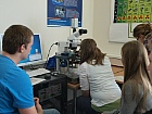 Schüler am Kerr-Mikroskop