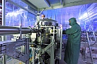 Arbeiten an einem der beiden Spiegel des Freie-Elektronen-Lasers FELBE am HZDR. 