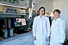Foto: Chemielaborantin Isa Emmrich mit ihrer Ausbilderin Anja Oestreich im Labor ©Copyright: HZDR/HIF