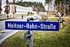 Foto: Meitner-Hahn-Straße street sign ©Copyright: HZDR / André Wirsig