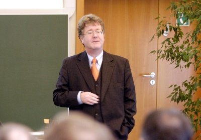 Prof. Schleich bei seinem Vortrag über die Maßgeschneiderten Quantenwelten