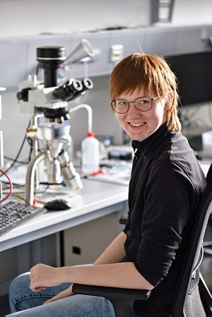 Jugend-forscht-Praktikantin Alexandra Helbig im Labor am HIF ©Copyright: HZDR/HIF