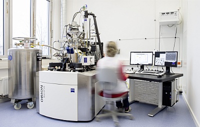 Das Ionenmikroskop am HZDR produziert einen ultrafein gebündelten Strahl aus Neon-Ionen. Damit lassen sich dünne Schichtstapel so modifizieren, dass sich nach einer zusätzlichen Temperaturbehandlung selbstständig Silizium-Quantenpunkte bilden. Foto: HZDR / Oliver Killig