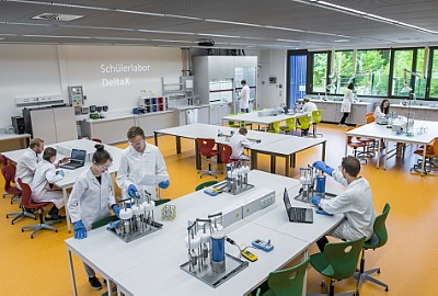 Das neue Schülerlabor DeltaX bietet viel Platz für Experimente. ©Copyright: HZDR/Detlev Müller 
