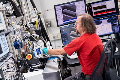 Working at the helium-ionen mikroscope of the HZDR ©Copyright: HZDR/A. Wirsig
