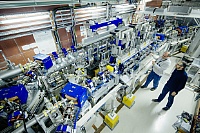 Für einen Teil ihrer Experimente nutzten die Dresdner Forscher auch den Freie-Elektronen-Laser FELBE am HZDR-Zentrum für Hochleistungs-Strahlenquellen ELBE. Mit den intensiven Lichtblitzen der Anlage lassen sich Materialzustände auf atomarer Ebene untersuchen.