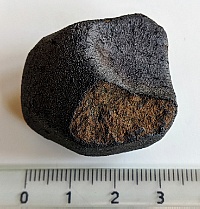 Kleiner als ein Tischtennisball – und trotzdem ein spektakulärer Fund: der „Flensburg-Meteorit“. Sächsische Forscherteams haben seine Zusammensetzung gemeinsam mit internationalen Gruppen untersucht.